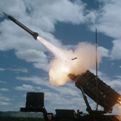 Americký mobilný raketový systém MIM-104 Patriot pri odpaľovaní rakety