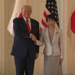 Americký prezident Donald Trump a nová japonská premiérka Sanae Takaičiová pózujú v Akasaka Palace v Tokiu 28. 10. 2025