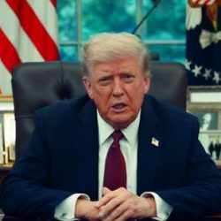 Americký prezident Donald Trump v Oválnej pracovni Bieleho domu vo Washingtone