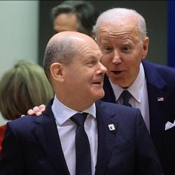 Americký prezident Joe Biden za chrbtom nemeckého kancelára Olafa Scholza
