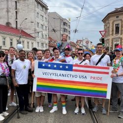 Americký veľvyslanec Gautam Rana (podopretý barlami) s LGBTI+ aktivistami na dúhovom pochode v júli 2024