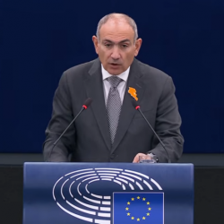 Arménsky premiér Nikol Pašinjan počas prejavu v Európskom parlamente 11. marca 2026