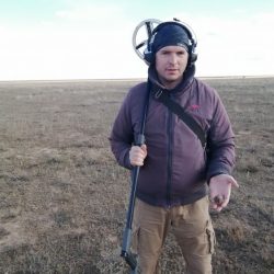 Bádateľ Michail Vinnik s úlomkom meteoritu Carev