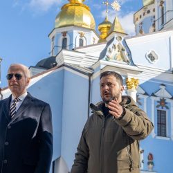 Biden so Zelenským pri Chráme svätého Michala v Kyjeve (20.2.2023)