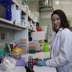 Biologička Ksenija Ačasovová zo Sibírskej pobočky RAV