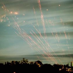 Světelné dráhy protiletadlové obrany na nebi nad Bělehradem.      Anti aircraft tracers are seen in the skies over Belgrade Friday night May 21 1999 during NATO air raids on the city. During its most intense night of bombing in the eight week air campaign NATO jets struck the Jugopetrol fuel depot in the Yugoslav capital and various electricity production and distribution instalations all over the country. (AP Photo/str) YUGOSLAVIA OUT COMMERCIAL ONLINE OUT,Image: 679894722, License: Rights-managed, Restrictions: Yugoslavia Out Commercial Online Out, Model Release: no, Credit line: ČTK / AP /