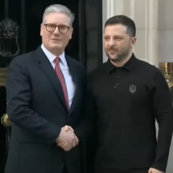 Britský premiér Keir Starmer a ukrajinský prezident Volodymyr Zelenskyj na Downing Street v Londýne 1. 3. 2025