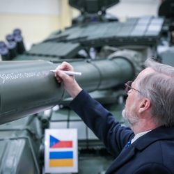 Český premiér Petr Fiala píše odkaz na tank T-72 z dielne Excalibur Army, ktorý poputoval na Ukrajinu (9.1.2023)