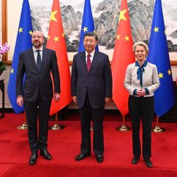 Charles Michel ako predseda Európskej rady a Ursula von der Leyenová ako predsedníčka Európskej komisie s čínskym prezidentom Si Ťin-pchingom na samite v Pekingu 7. 12. 2023