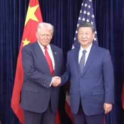 Čínsky prezident Si Ťin-pching a americký prezident Donald Trump si podávajú ruky pred rokovaním v juhokórejskom meste Pusan 30. 10. 2025