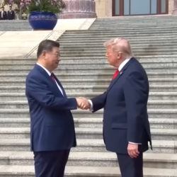 Čínsky prezident Si Ťin-pching (vľavo) víta amerického prezidenta Donalda Trumpa pred Veľkou sieňou ľudu v Pekingu 14. mája 2026