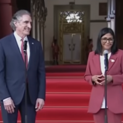 Dočasná venezuelská prezidentka Delcy Rodríguezová s americkým ministrom vnútra Dougom Burgumom v Caracase 4. marca 2026