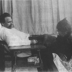 Dožívajúci Friedrich Nietzsche (1844-1900) v opatere sestry Elisabeth (r.1899)