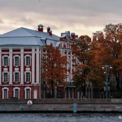 Dvanásť kolégií, historická a stále hlavná budova Petrohradskej štátnej univerzity. Ilustračná snímka