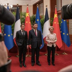 Emmanuel Macron a Ursula von der Leyenová so Si Ťin-pchingom počas návštevy Číny