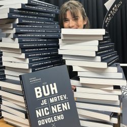 Filozofka Tereza Matějčková podpisuje výtlačky svojej najnovšej knihy Filozofka Tereza Matějčková podpisuje výtlačky svojej najnovšej knihy