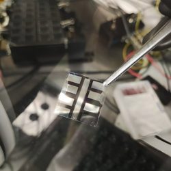 Fotografia laboratórnej vzorky perovskitového solárneho článku