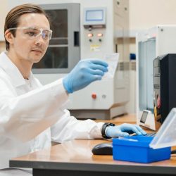 Gleb Dubinenko, výskumný pracovník v laboratóriu plazmových hybridných systémov na Tomskej polytechnickej univerzite