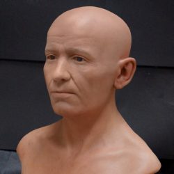 Hyperrealistická rekonštrukcia „múmie (pohanského) kňaza“ zo zbierky Výskumného ústavu a Múzea antropológie Moskovskej štátnej univerzity M. V. Lomonosova