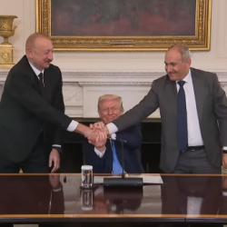 Ilham Alijev a Nikol Pašinjan so „zmierovateľom“ Donaldom Trumpom v Bielom dome vo Washingtone 8. augusta 2025