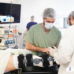 Implantácia chondrosfér pacientovi Implantácia chondrosfér pacientovi