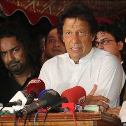 Imran Khan (v bielej košeli) počas volebnej kampane v roku 2018