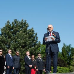 Ján Čarnogurský počas prejavu na Slavíne 9.5.2025