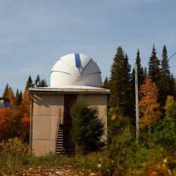 Jeden z teleskopov na Kourovskom astronomickom observatóriu (Uralská federálna univerzita), s ktorým pracujú miestni zamestnanci