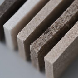 Kompozity na báze biologicky rozložiteľného polyméru a rastlinného odpadu