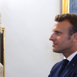 Macron hľadí na bustu francúzskeho dobyvateľa Napoleona počas návštevy Malty v roku 2019