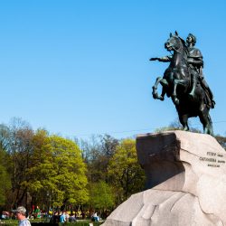 Medený jazdec – pomník Petra I. Veľkého v Petrohrade, ktorý preslávil A. S. Puškin svojou poémou