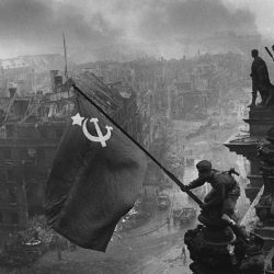 Najslávnejšia Chaldejova fotografia - Vztyčovanie vlajky nad Ríšskym snemom (pôvodný, neretušovaný záber)