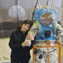 Natalia Vedenejevová pri novom skafandri