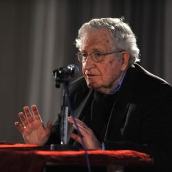 Americký filozof, lingvista a logik Noam Chomsky vystoupil s přednáškou 4. června v Olomouci. Jeden z nejvlivnějších intelektuálů současnosti je hlavní osobností lingvistické konference, kterou pořádá Univerzita Palackého. Českou republiku navštívil poprvé.,Image: 670215557, License: Rights-managed, Restrictions: , Model Release: no, Credit line: ČTK / Peřina Luděk