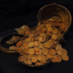 Novotoržský poklad zlatých mincí, ktorý bol nájdený v roku 2025