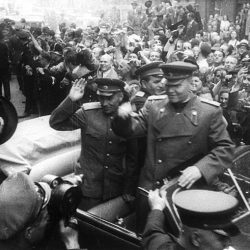 Obyvatelia Prahy vítajú Červenú armádu na čele s maršalom Ivanom S. Konevom (9.5.1945)