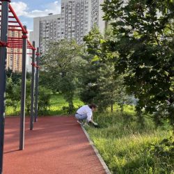 Odber pôdnych vzoriek na jednom z moskovských detských ihrísk