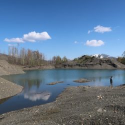 Odber vzoriek vody z odkaliska na území ťažobných lokalít v povodí rieky Omčug