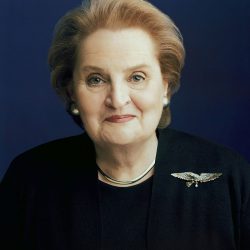Oficiálny portrét Madeleine Albrightovej ako ministerky zahraničných vecí USA (r. 1997) Oficiálny portrét Madeleine Albrightovej ako ministerky zahraničných vecí USA (r. 1997)