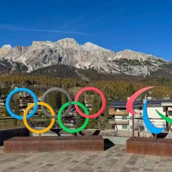Olympijské a paralympijské symboly v Cortine d’Ampezzo, predzimná snímka