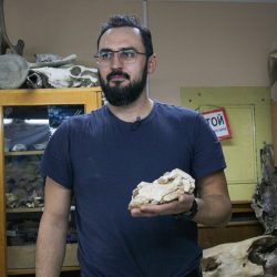 Paleontológ Dmitrij Gimranov s tvárovou časťou lebky