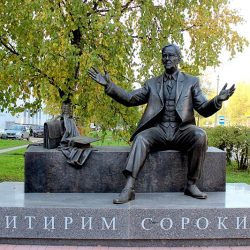 Pamätník venovaný Pitirimovi Alexandrovičovi Sorokinovi (1889-1968) osadený v meste Syktyvkar (Komijská republika) Pamätník venovaný Pitirimovi Alexandrovičovi Sorokinovi (1889-1968) osadený v meste Syktyvkar (Komijská republika)