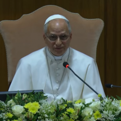 Pápež Lev XIV. počas záverečného slova na prezentácii encykliky Magnifica humanitas v Synodálnej aule vo Vatikáne 25. mája 2026