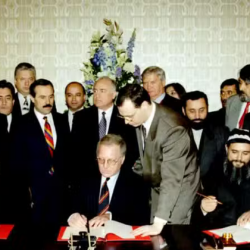 Podpis mierovej dohody, Moskva 27. júna 1997, medzi vládou Tadžikistanu a Zjednotenou opozíciou Tadžikistanu