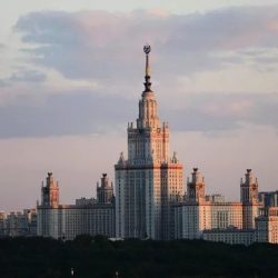 Pohľad na hlavnú budovu Moskovskej štátnej univerzity M. V. Lomonosova. Ilustračná snímka