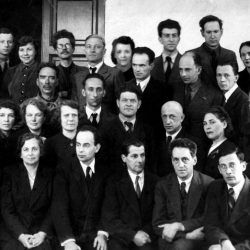 Pracovníci Fyzikálneho ústavu P. N. Lebedeva na konci Veľkej vlasteneckej vojny