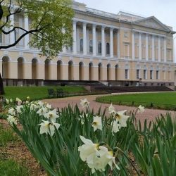 Pred Michajlovským palácom