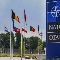 Pred centrálou NATO v Bruseli