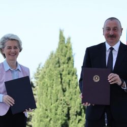 Predsedníčka EK Ursula von der Leyenová a azerbajdžanský prezident Ilham Alijev po uzavretí dohody o zdvojnásobení dodávok plynu do EÚ