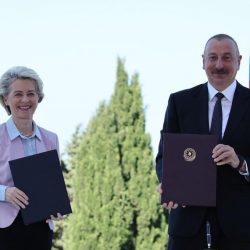 Predsedníčka EK Ursula von der Leyenová a azerbajdžanský prezident Ilham Alijev po uzavretí dohody o zdvojnásobení dodávok plynu do EÚ Predsedníčka EK Ursula von der Leyenová a azerbajdžanský prezident Ilham Alijev po uzavretí dohody o zdvojnásobení dodávok plynu do EÚ
